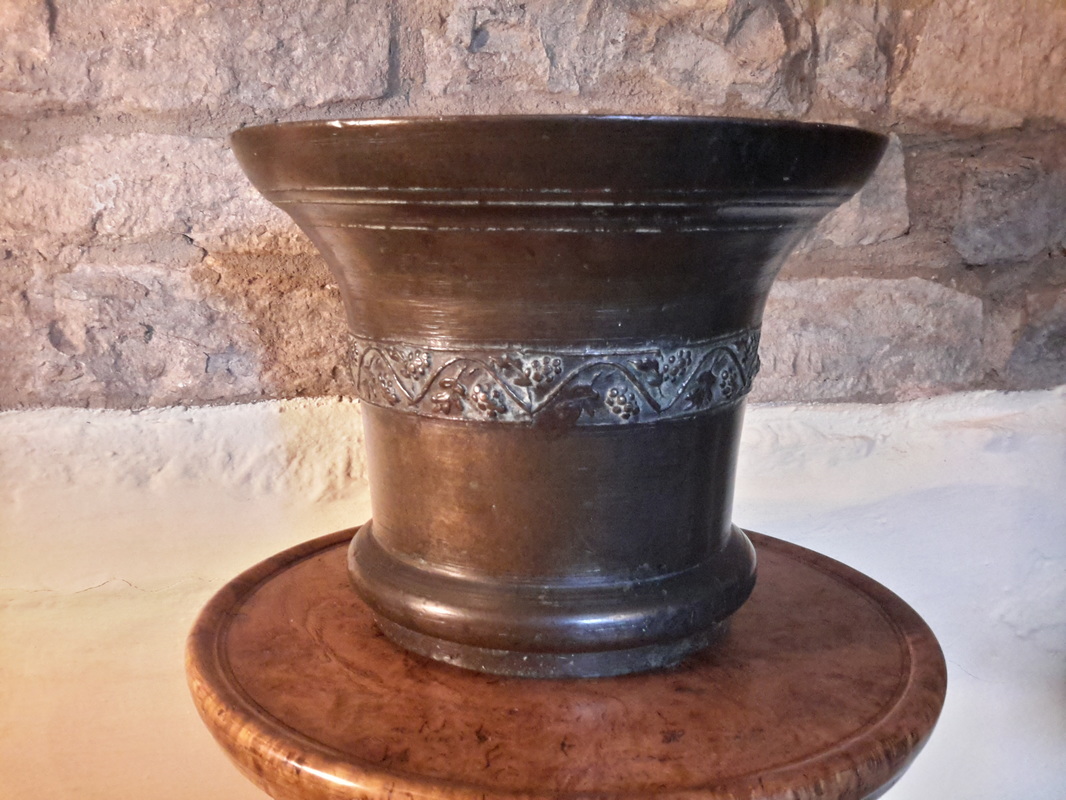 by Michael Finlay ENGLISH DECORATED BRONZE MORTAR AND THEIR MAKERS 